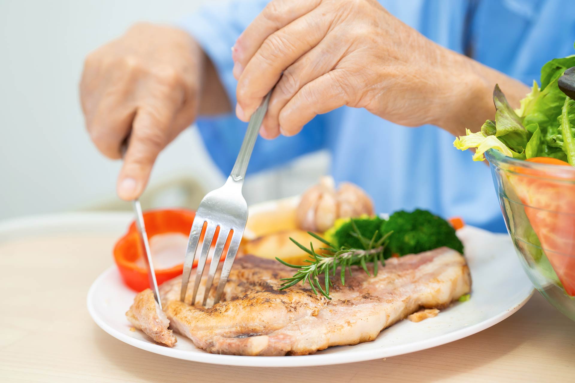 Disfrutar comiendo sin olvidar las necesidades nutricionales de nuestros mayores.